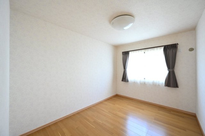 【洋室】 | 太田市西新町　中古戸建 | 明るく広々とした離れの洋室です。
