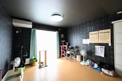 【居間・リビング】 | 太田市西新町　中古戸建 | ダークトーンでシックな印象のリビング。
家族団らんの時間をゆったりとお楽しみください♪