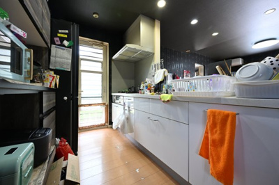 【キッチン】 | 太田市西新町　中古戸建 | 家族並んで料理ができるワイドカウンターのキッチン♪ スライド収納でラクラク収納できます♪