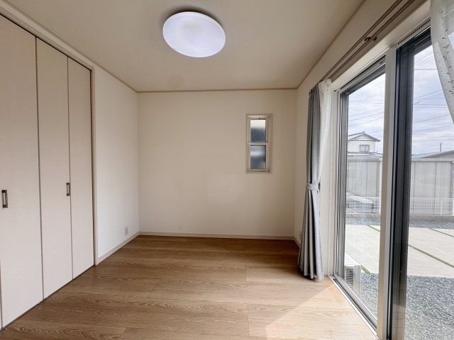 浜名区中瀬の洋室|リビング横のお部屋は収納部屋や雨の日のお洗濯干しの場としても有効活用できそうです！