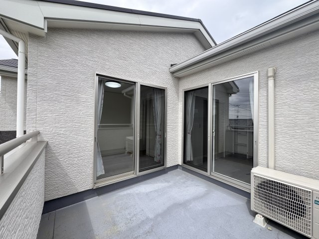 浜名区中瀬のバルコニー|2部屋から行き来できるスペースで憩いの場として外の景色を眺めるのもいいですね☆