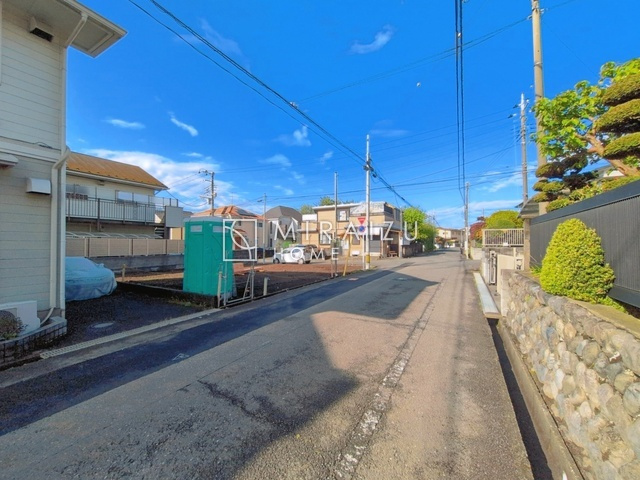【前面道路含む現地写真】 | プライバシー性と開放感を高める住環境。陽当たりの良い開かれたロケーションを活かし、心地よい暮らしをプランニング


