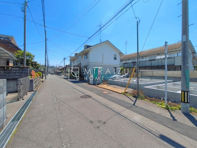 【前面道路含む現地写真】 | プライバシー性と開放感を高める住環境。陽当たりの良い開かれたロケーションを活かし、心地よい暮らしをプランニング

