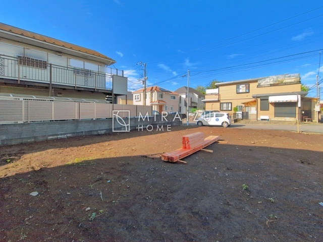 【前面道路含む現地写真】 | 青く澄み渡った綺麗な空と、陽の光をたっぷりと受ける、そんな新築住宅で新生活をスタートしてみませんか？見学・ご相談等、ミライズホーム(株)までお気軽にご連絡下さい♪

