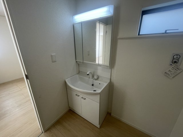 糸満市福地　第2（全4棟）1号棟の独立洗面台|1号棟　三面鏡付き洗髪洗面化粧台♪