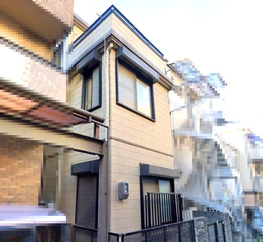 岸地通1丁目の外観|2階リビングは日当たりもよく日中は明るい日差しが射し込みます。また、道路からの目線も気になりにくいのでプライバシーも守られやすいですね。

