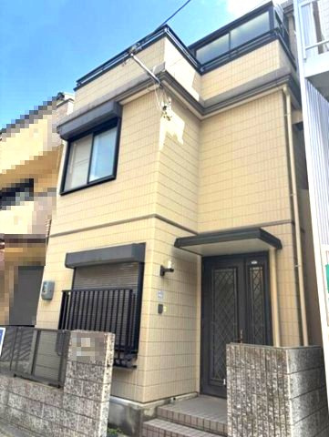 岸地通1丁目の玄関|通勤にも外出にもアクセス良好。家族でおでかけすることも増えそうですね。
