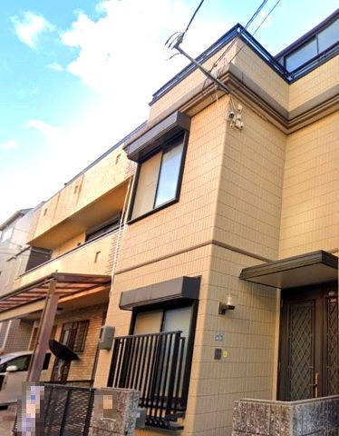 岸地通1丁目の周辺|壁付けシステムキッチンで広々ダイニングキッチン
