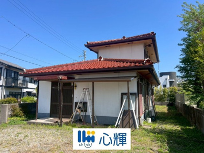 【外観】 | 宇部市大字西岐波 中古住宅／5DK・2階建 | 明るい日差しが差し込む現地。車もゆったり駐めることができます。ぜひ現地をご覧ください。
