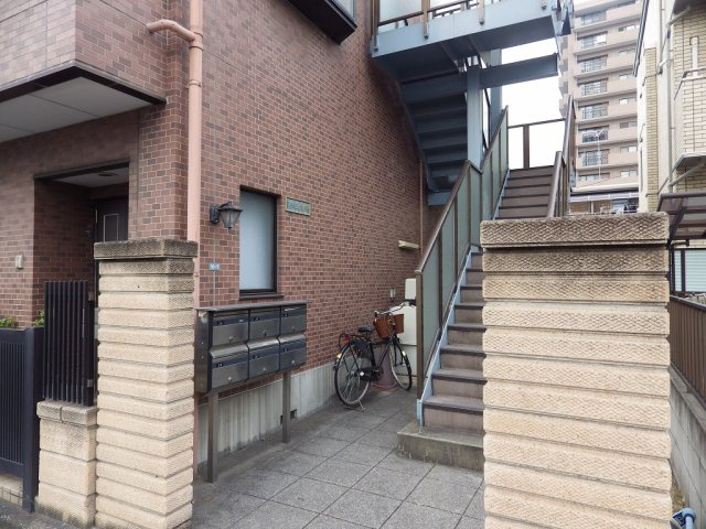 NR5番館のエントランス