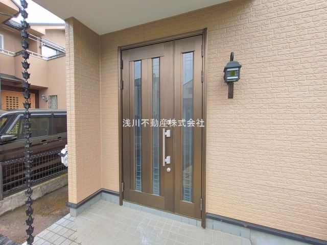 八王子市　上壱分方町　中古戸建ての玄関|～玄関は荷物の搬入がしやすい親子扉～