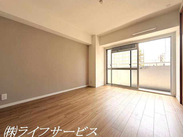 【洋室】 | オリエント新大阪アーバンライフ | バルコニー側洋室6.5帖/南向きのバルコニーに面した陽当り良好のお部屋です！クローゼット有！