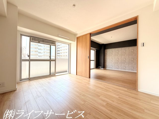 【洋室】 | オリエント新大阪アーバンライフ | バルコニー側洋室6.5帖/南向きのバルコニーに面した陽当り良好のお部屋です！クローゼット有！