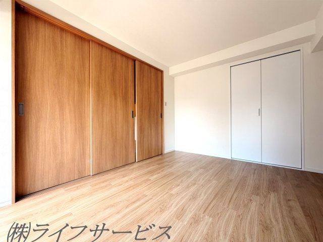 【洋室】 | オリエント新大阪アーバンライフ | バルコニー側洋室6.5帖/南向きのバルコニーに面した陽当り良好のお部屋です！クローゼット有！