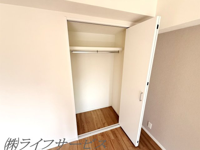 【収納】 | オリエント新大阪アーバンライフ | バルコニー側洋室6.5帖/南向きのバルコニーに面した陽当り良好のお部屋です！クローゼット有！