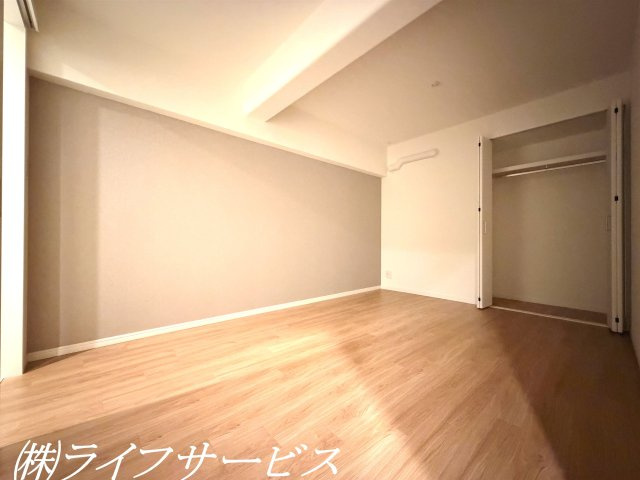 【洋室】 | オリエント新大阪アーバンライフ | 玄関側洋室6.0帖/シューズインクローゼットからも出入りが可能！クローゼット有！