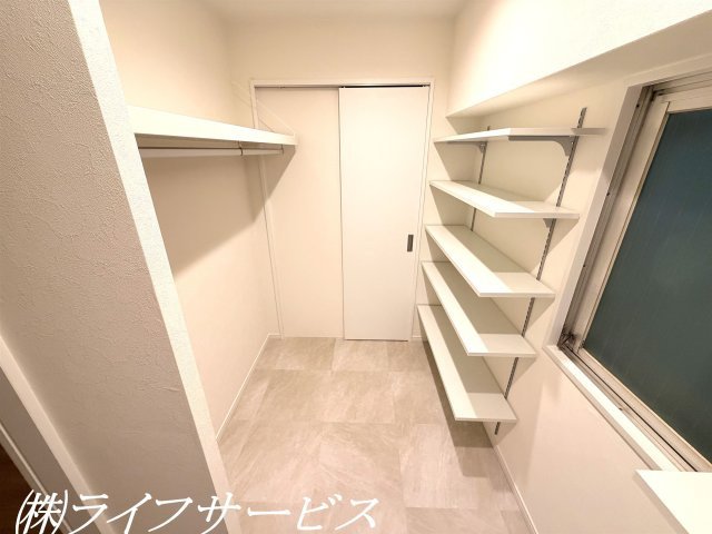 【収納】 | オリエント新大阪アーバンライフ | シューズインクローゼット／広々空間につきベビーカーやトランクルームも置けますね。洋室に出入りできる仕様です！