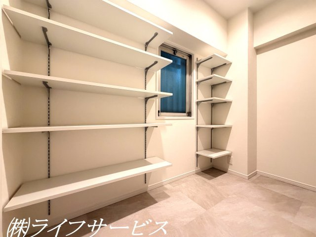 【収納】 | オリエント新大阪アーバンライフ | シューズインクローゼット／広々空間につきベビーカーやトランクルームも置けますね。洋室に出入りできる仕様です！