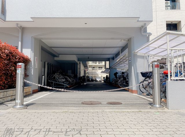 【駐車場】 | オリエント新大阪アーバンライフ | 駐車場入口