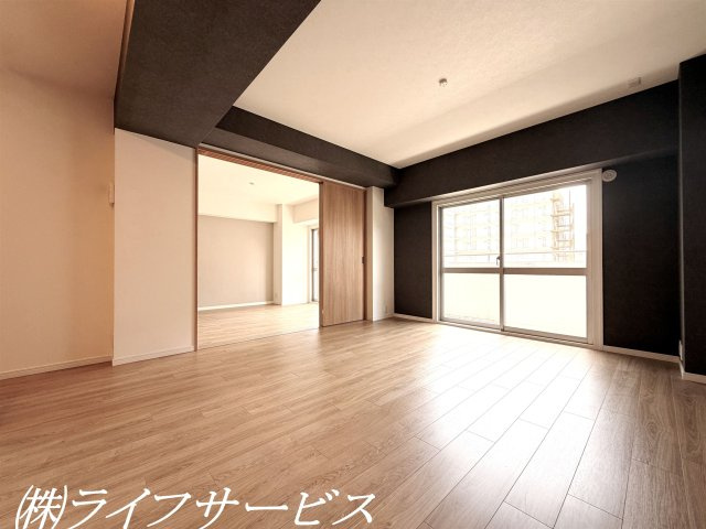 【居間・リビング】 | オリエント新大阪アーバンライフ | 南向きのリビングルーム14.４帖／陽当り良好です！即入居可！