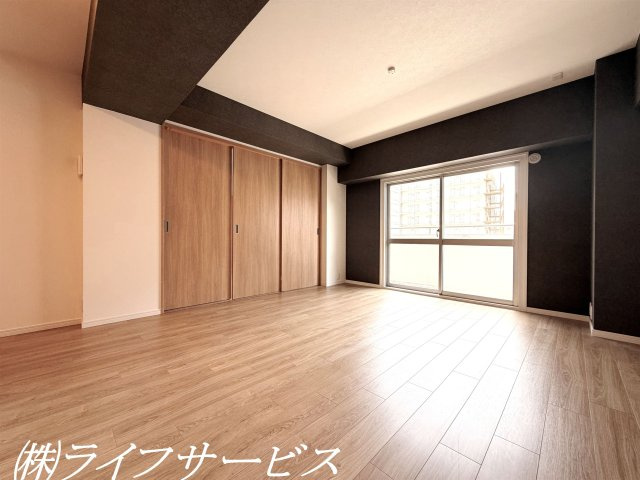 【居間・リビング】 | オリエント新大阪アーバンライフ | 南向きのリビングルーム14.４帖／陽当り良好です！即入居可！