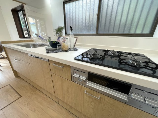 バルコニー広っ！申し訳ないが、外観から想像出来ないアンバランスさが最高！車庫も２台分くらいあって、雨風しのげる地下車庫もGOOD！！な、『旭区中尾２丁目』リフォーム戸建のキッチン|コンパクトなキッチンで掃除もラクラク