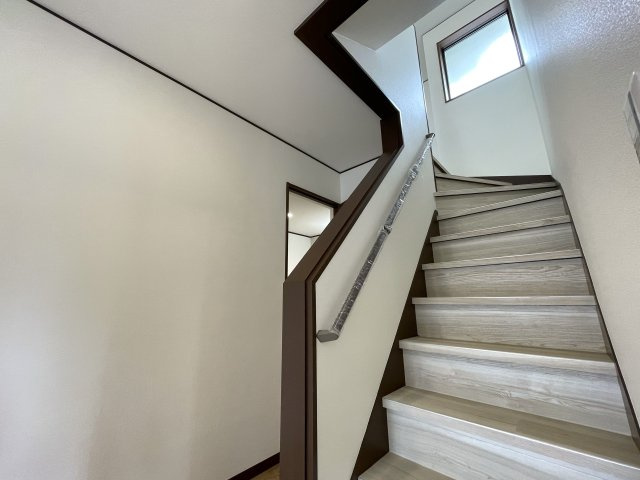 バルコニー広っ！申し訳ないが、外観から想像出来ないアンバランスさが最高！車庫も２台分くらいあって、雨風しのげる地下車庫もGOOD！！な、『旭区中尾２丁目』リフォーム戸建の内装|明るい色調の室内です