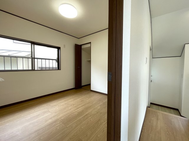 バルコニー広っ！申し訳ないが、外観から想像出来ないアンバランスさが最高！車庫も２台分くらいあって、雨風しのげる地下車庫もGOOD！！な、『旭区中尾２丁目』リフォーム戸建の洋室|広々とした洋室です