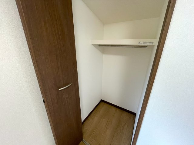 バルコニー広っ！申し訳ないが、外観から想像出来ないアンバランスさが最高！車庫も２台分くらいあって、雨風しのげる地下車庫もGOOD！！な、『旭区中尾２丁目』リフォーム戸建の収納|収納スペース豊富です