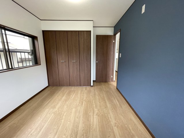 バルコニー広っ！申し訳ないが、外観から想像出来ないアンバランスさが最高！車庫も２台分くらいあって、雨風しのげる地下車庫もGOOD！！な、『旭区中尾２丁目』リフォーム戸建の洋室|使い勝手のいい洋室です