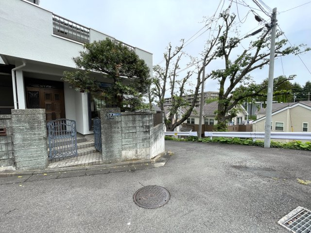バルコニー広っ！申し訳ないが、外観から想像出来ないアンバランスさが最高！車庫も２台分くらいあって、雨風しのげる地下車庫もGOOD！！な、『旭区中尾２丁目』リフォーム戸建の外観|外観もきれいです