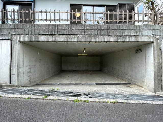 バルコニー広っ！申し訳ないが、外観から想像出来ないアンバランスさが最高！車庫も２台分くらいあって、雨風しのげる地下車庫もGOOD！！な、『旭区中尾２丁目』リフォーム戸建の駐車場|駐車場があるので、車を買う予定の方も安心です