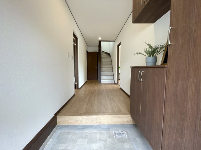 バルコニー広っ！申し訳ないが、外観から想像出来ないアンバランスさが最高！車庫も２台分くらいあって、雨風しのげる地下車庫もGOOD！！な、『旭区中尾２丁目』リフォーム戸建の玄関|毎日通る玄関はこちらです