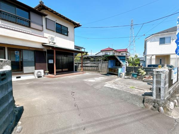 富士宮市小泉の中古一戸建|【現況販売】駐車場。普通車2… 