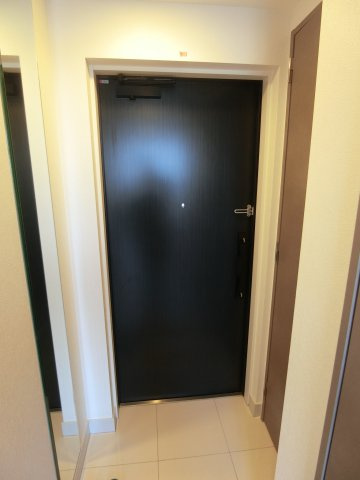 ブランシエスタ新丸子リバーフロントの玄関|間取り反転のお部屋の参考写真となります。