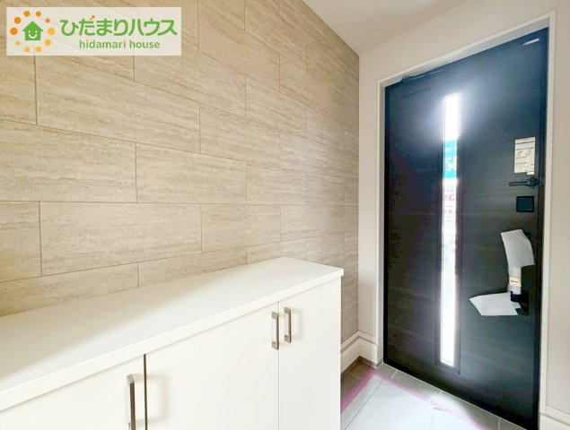 郡山市富田町9期　新築戸建　2号棟の玄関|毎日「行ってきます」「ただいま」をいう玄関は小窓付で、明るく光が差し込みます。