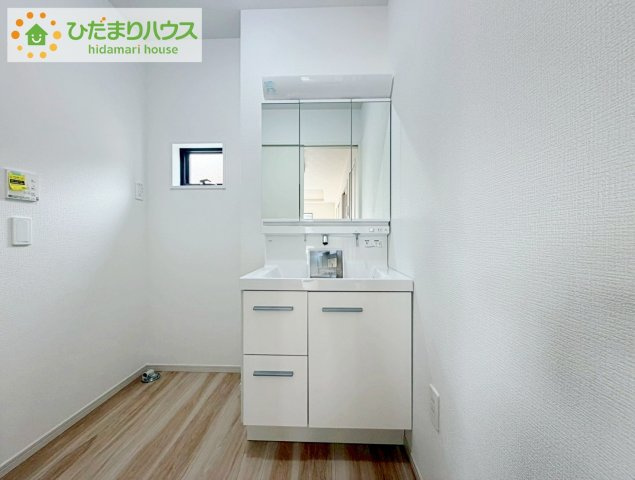 郡山市富田町9期　新築戸建　2号棟の独立洗面台|三面鏡は自分では見えにくいところまで見ることができるので、身だしなみを整える際などにはとても便利です(*^^*)