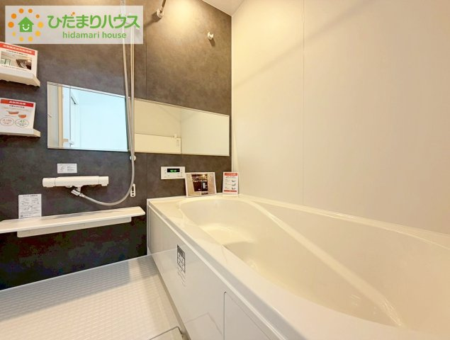 郡山市富田町9期　新築戸建　2号棟の浴室|浴室には窓があり、換気が良好です。リラックスできるバスタイムを楽しむことができ、心地よい空間を提供します。