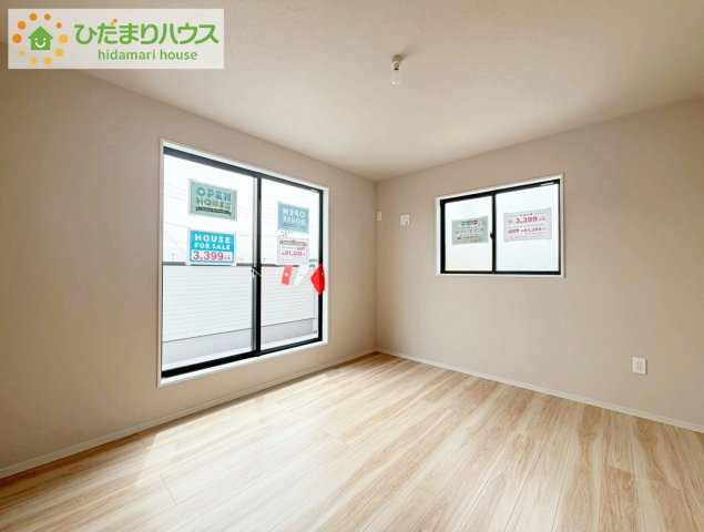 郡山市富田町9期　新築戸建　2号棟の寝室|バルコニーに面していて、たっぷり光りの入る明るい主寝室です！