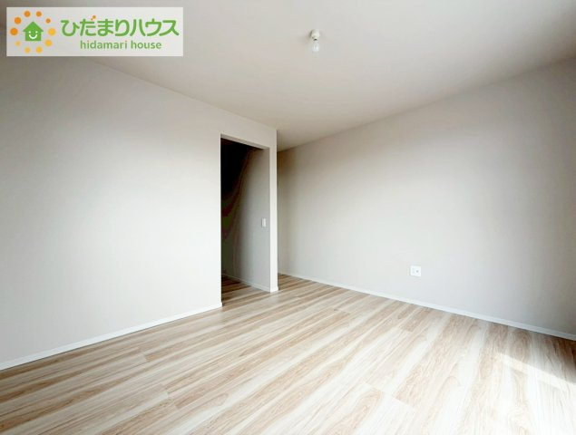 郡山市富田町9期　新築戸建　2号棟の寝室|ゆとりのあるクローゼットが付いているので、お部屋もスッキリ片付き、朝の身支度もスムーズにできます。バルコニーと繋がるお部屋ですのでお布団などの大きな洗濯物もそのまま干して便利♪