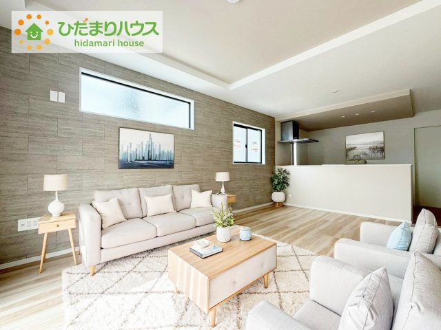郡山市富田町9期　新築戸建　2号棟の居間・リビング|ホワイトを基調としたLDKは、明るく上品な心地よさを演出してくれます。空間に広がりをもたらし、より一層広く感じさせてくれます。※家具・家電はCGになります。