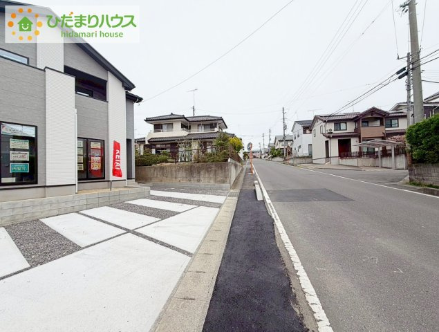 郡山市富田町9期　新築戸建　2号棟の前面道路含む現地写真|整備された駐車場で、マイカーを気兼ねなく洗車なんて最高ですね！(^▽^)/