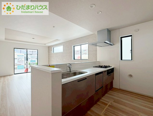 郡山市富田町9期　新築戸建　2号棟のキッチン|シンプルなシステムキッチン♪広々としていてお料理をするのにも十分な広さがあります！お子様とお菓子作りをしたり、新しいお料理に挑戦したり毎日の家事が楽しくなりそうです！