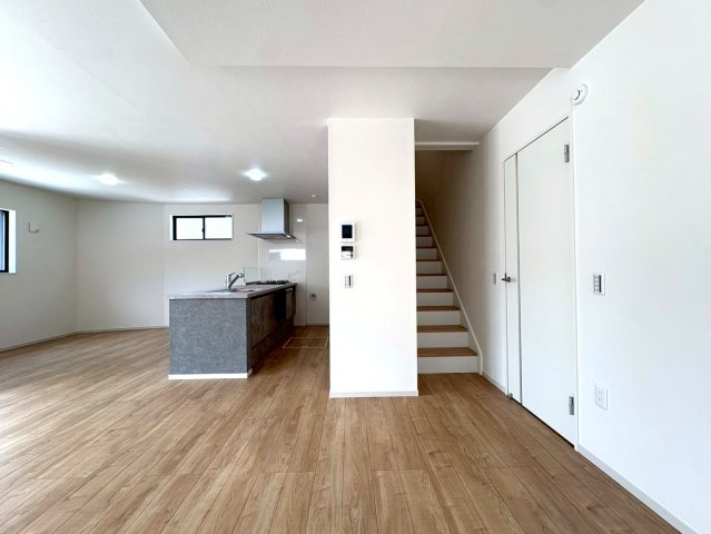 静岡市葵区東1期　全3棟の居間・リビング|ご家族と顔を合わせる時間が増えるリビング階段。