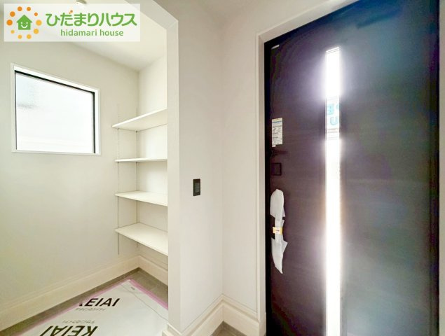 郡山市富田町9期　新築戸建　１号棟の玄関|毎日「行ってきます」「ただいま」をいう玄関は小窓付で、明るく光が差し込みます。
