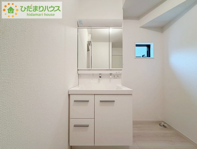 郡山市富田町9期　新築戸建　１号棟の独立洗面台|三面鏡は自分では見えにくいところまで見ることができるので、身だしなみを整える際などにはとても便利です(*^^*)