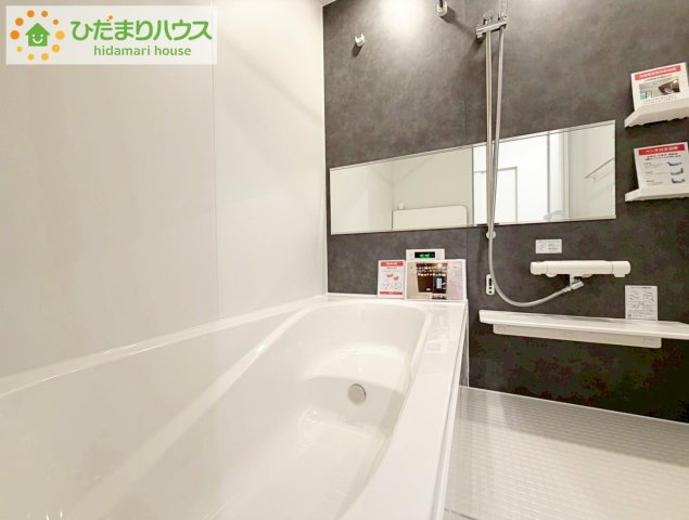 郡山市富田町9期　新築戸建　１号棟の浴室|浴室には窓があり、換気が良好です。リラックスできるバスタイムを楽しむことができ、心地よい空間を提供します。