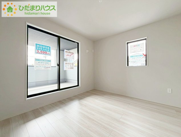 郡山市富田町9期　新築戸建　１号棟の寝室|バルコニーに面していて、たっぷり光りの入る明るい主寝室です！
