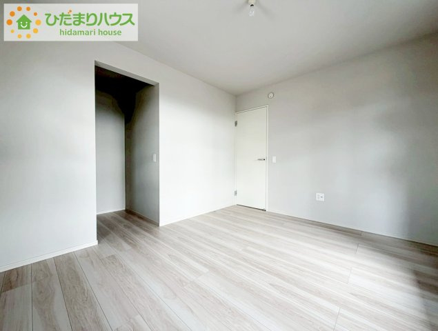 郡山市富田町9期　新築戸建　１号棟の寝室|ゆとりのあるクローゼットが付いているので、お部屋もスッキリ片付き、朝の身支度もスムーズにできます。バルコニーと繋がるお部屋ですのでお布団などの大きな洗濯物もそのまま干して便利♪