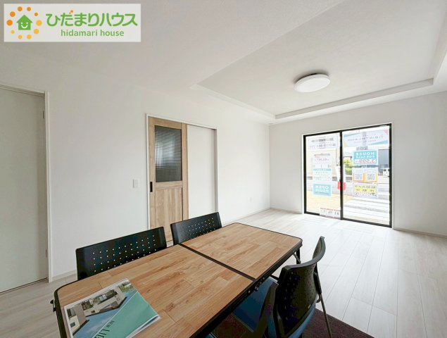 郡山市富田町9期　新築戸建　１号棟の居間・リビング|ホワイトを基調としたLDKは、明るく上品な心地よさを演出してくれます。空間に広がりをもたらし、より一層広く感じさせてくれます。